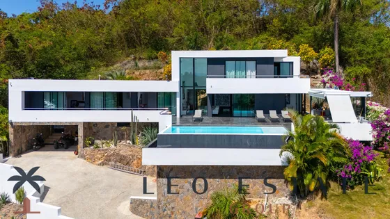 Lujosa Villa Con Vista Al Mar Y Potencial De Expansión En La Azotea