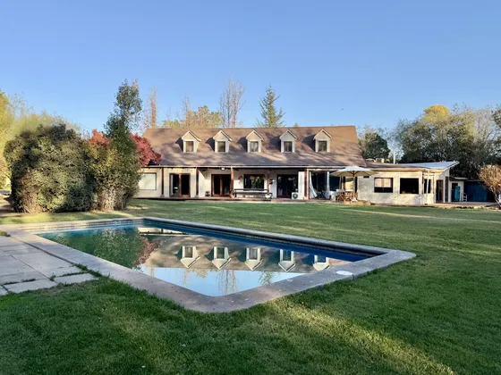Amplia Casa Con Excelente Ubicación En Las Araucarias