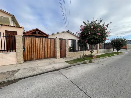Casa En Venta De 3 Dorm. En La Serena