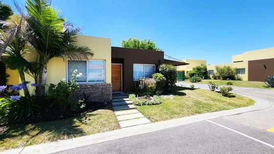 Venta Monte Grande  Casa De 2 Dormitorios C/ Cochera Condominio Los Robles 