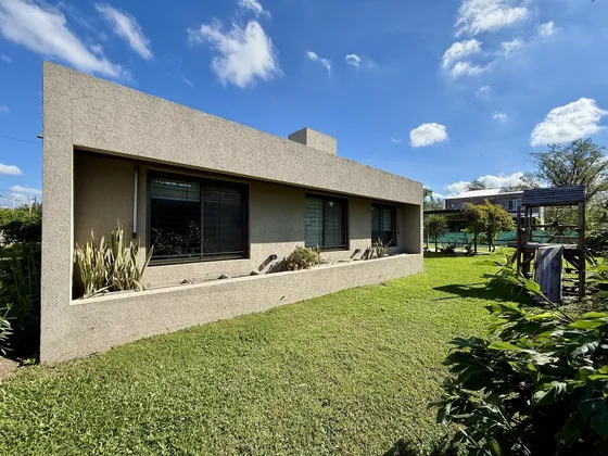 Venta Casa 3 Dormitorios Parque Pileta Cochera En Roldan