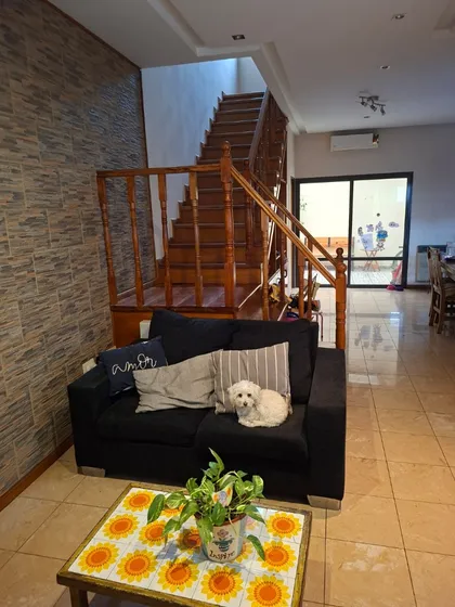 Duplex Excelente Estado. Cuenta Con Patio Y Cohera. Muy Buena Ubicación. A Tres Cuadras De Una Avenida Y Del Centro Comercial.