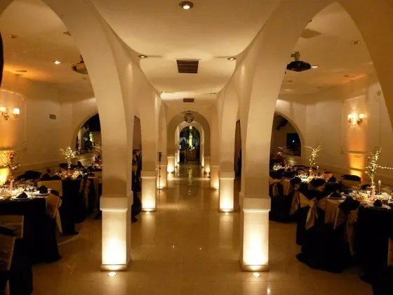 Salon De Fiestas En Banfield / Varios Destinos Posibles 
