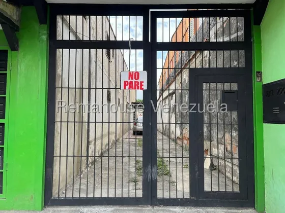 Gisselle Lobo Tiene En Venta Amplia Casa Con Mucho Potencial En Zona Centro De Barquisimeto Posee 395m2 Con Todos Los Servicios Basicos 2 5 1 8 9 7 2                                                   
