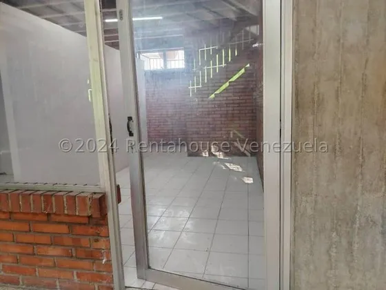 Raiza Suarez Vende Local Comercial En Extraordinaria Zona Del Centro De Barquisimeto,- 2 4 2 8 5 9 4-, En El Transcurrido Centro Comercial Cosmo Es Amplio Moderno Luminoso Fachada De Vidrio Baño Y Mas