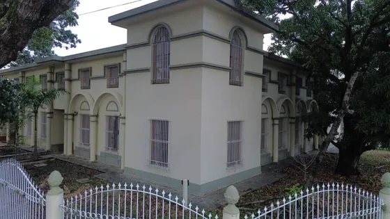 Se Alquila Casa De 1100 M En La Viña Av Principal Socc