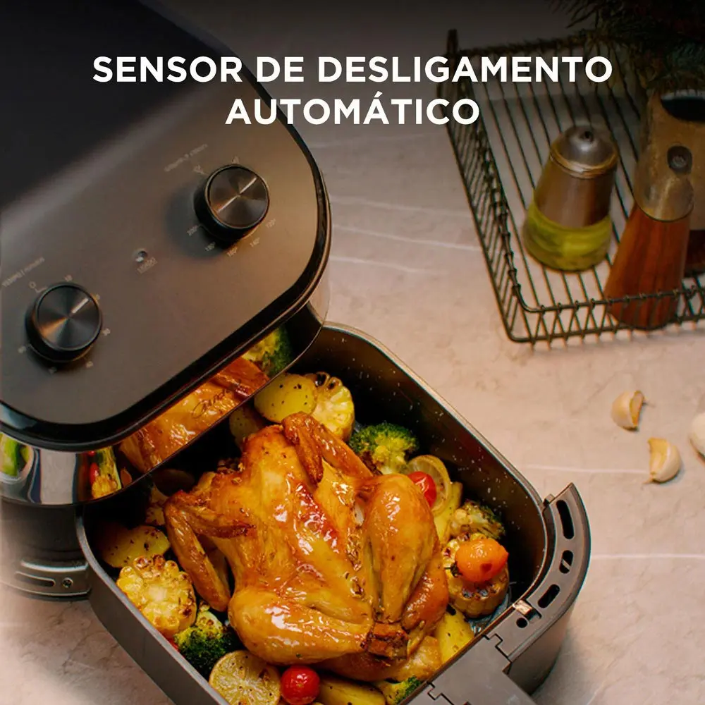 Fritadeira Midea com sensor automático removendo comida cozida
