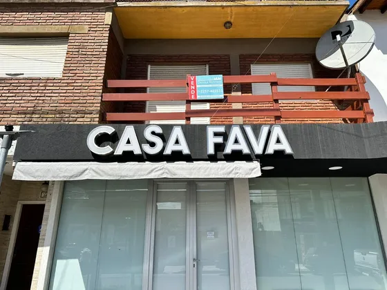 Amplio Departamento Tres Ambientes A Una Cuadra Del Mar Y En Pleno Centro Comercial De Mar De Ajo
