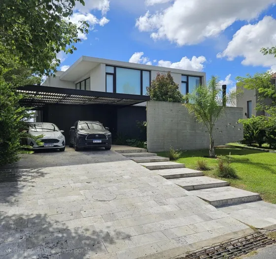 Casa En Venta - 3 Dormitorios 3 Baños - Cochera - 280mts2 - Escobar