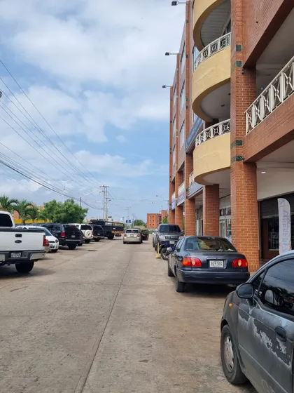 Se Alquila Oficina En El Centro Comercial Camino Real. Av. Costanera