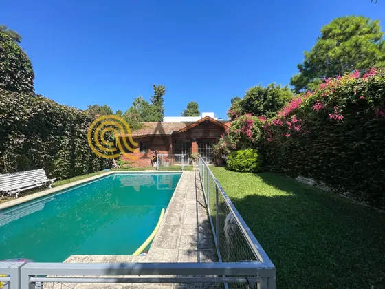 Arvas Vende Casa En Punta Chica - 3 Dorm - Con Playroom, Escritorio, Jardín Quincho Y Pileta