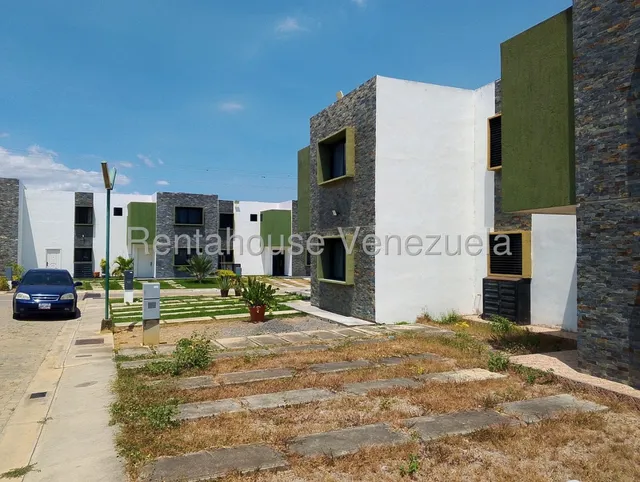 Venta Excelente Townhouse Ubicado En Privilegiada Zona De Cabudare, Avenida Intercomunal % #/realiza Inversion Inteligente /* Oportunidad Que No Puedes Dejar Pasar.