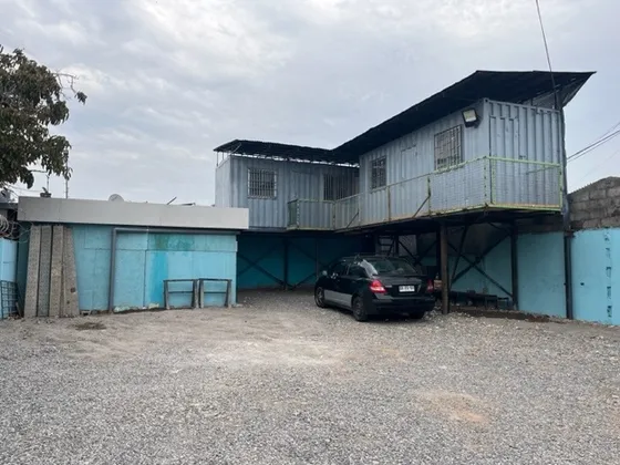 Se Arrienda Casa/container Con Terreno Y Estacionamientos