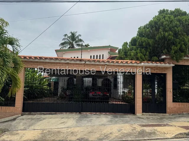 Rafael Carrasquel Vende Excelente Casa Quinta De 2 Niveles, Ubicada En Colinas De Santa Elena Zona Este De Barquisimeto Lara, Rc
