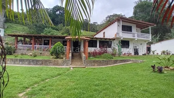 1190m2 De Terreno Y 381m2 De Construcción Casa Ubicada En La Mejor Urbanización Del Junquito, El Junko Country Club, Mls# 24-26146