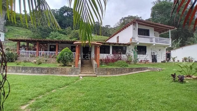 1190m2 De Terreno Y 381m2 De Construcción Casa Ubicada En La Mejor Urbanización Del Junquito, El Junko Country Club, Mls# 24-26146