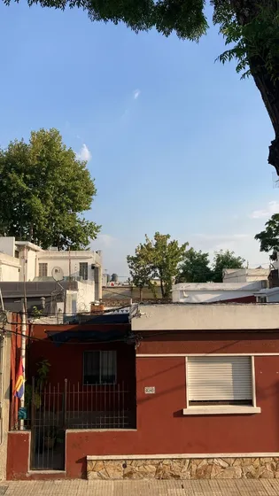 Alquilo Practico Apartamento Tipo Monoambiente Con Patio De Uso Exclusivo, Calle Muy Tranquila, Al Frente, Sin Gastos Comunes Proximo A Shopping Tres Cruces.