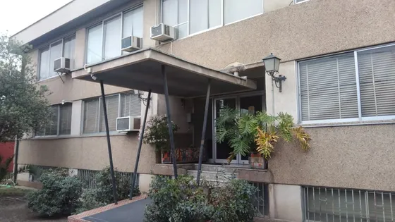 Edificio De Oficinas De Tres Pisos , Apto Bodega Y Oficina