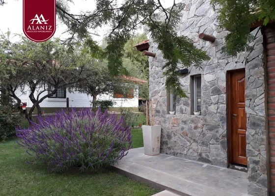 Casa En Venta Mas Dos Deptos. En Merlo.
