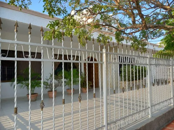 Linda Casa, Amplia, Bien Iluminada Y Ventilada, Ubicada En Zona Muy Central Cod. 47507