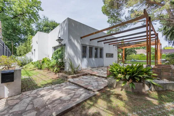 Casa Quinta En Gonnet Con Quincho, Parque Y Pileta - 486 Esq. 23
