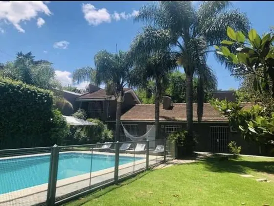 Vende En Ranelagh, Dos Propiedades, Chalet Casa Quinta, Con Jardín , Quincho Y Pileta, Mas Otra Casa, Ambas Con Salida Independiente A Diferentes Calles. Posibilidad De Subdivisión De Terrenos 