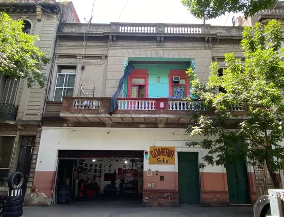 Casa Con Local - A Refaccionar ! Espacio Aereo Propio