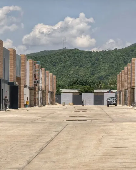 ¡inversión Blindada! Galpón A Estrenar Con Planta 100% Y Pozo En Castillito Atg-rc1 Tp