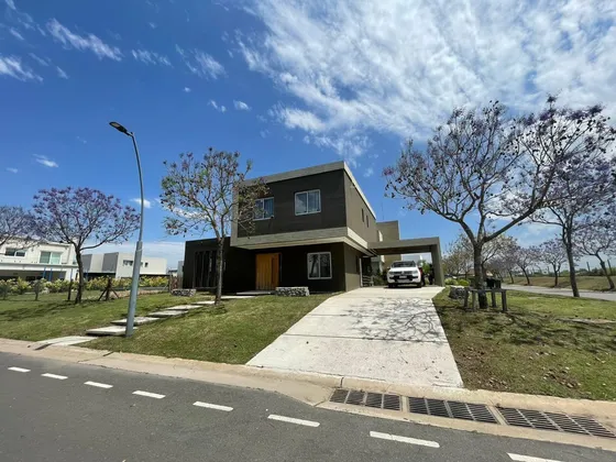 Casa 4 Ambientes En Barrio Vistas Con Pileta - Puertos oportunidad