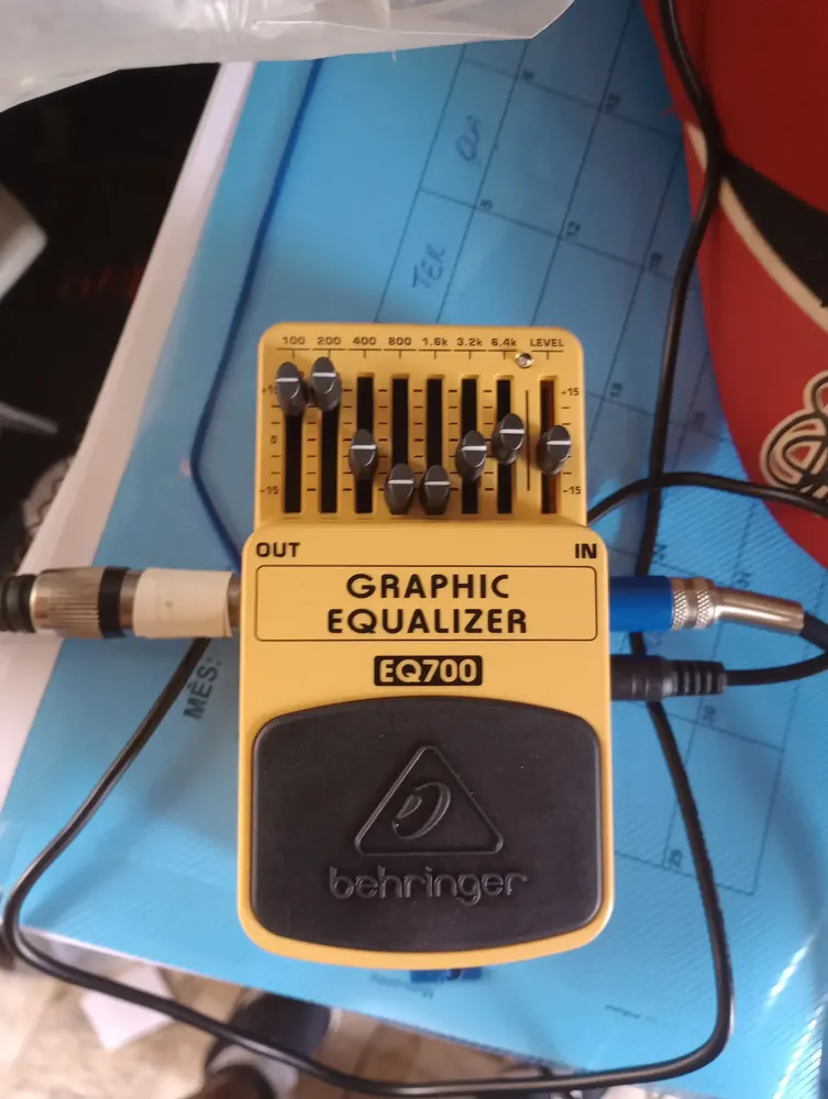 Pedal de efeito Behringer Graphic Equalizer EQ700 bege | MercadoLivre