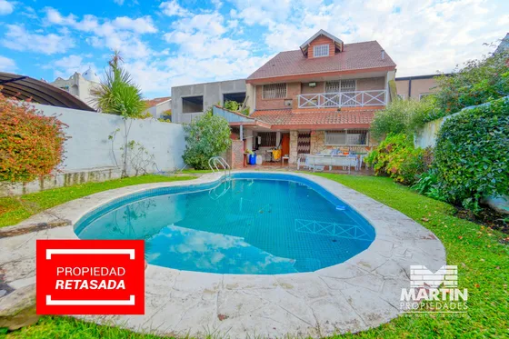 Buen Chalet Con Dependencia De Servicio Y Piscina - Martínez
