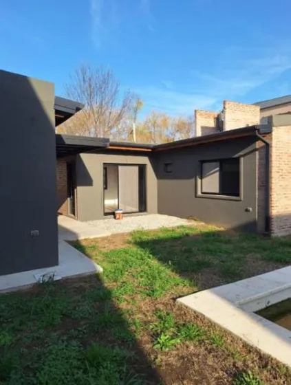 Casa En Venta - 1 Dormitorio 1 Baño - Roldán