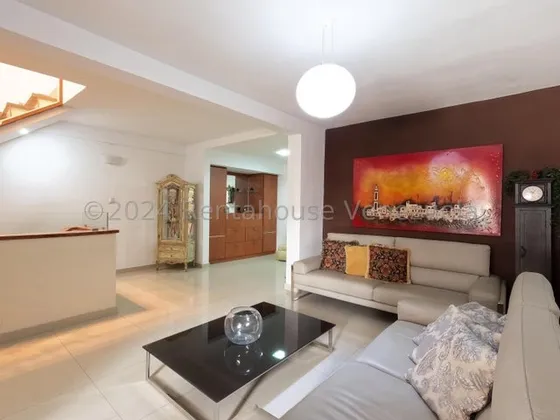 Francisco Rojas Norscia Rentahouse 25-4174 Vende Bellisima Y Lujosa Casa De 3 Niveles, Remodelada Y Amoblada, Compuesta Por Sala, Comedor, Cocina Completamente Equipada, 3 Comodas Habitaciones, La Pri