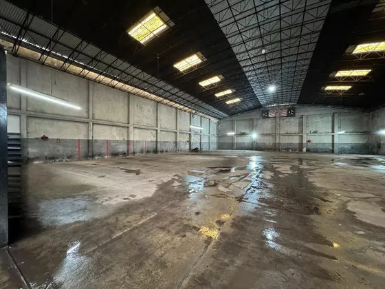 Excelente Galpon 1000 M2 Sin Columnas - Sobre Avenida Santa Fe A Metros De H.yrigoyen C/oficina.