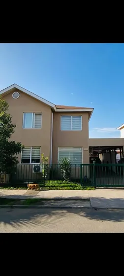 Arriendo Luminosa Y Acogedora Casa De 2 Pisos.