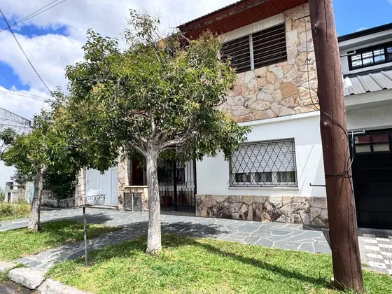 Casa Con Departamento Cochera Y Patio Apto Credito