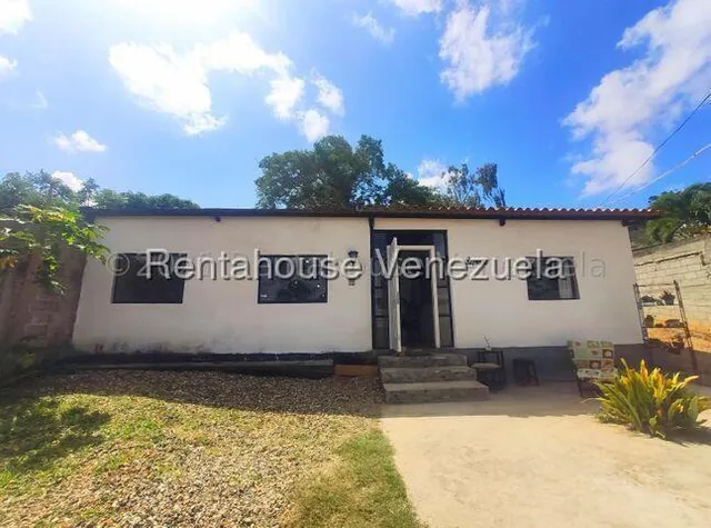 Maritza Lucena Vende Bella Casa Remodelada Al Estilo Moderno En Urbanismo Privado De Cabudare, Con Portón Eléctrico, Amplia Cocina, Bello Jardín, Cantv, Internet, Cerrada Con Vigilancia 24/7.