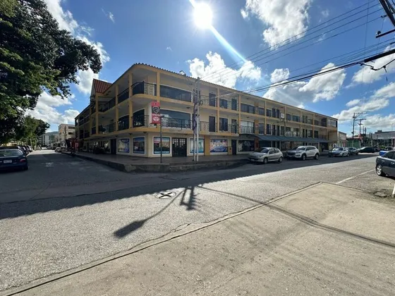 Johana Lazaro  Alquila Oficina En El Centro Comercial El Hatillo, Naguanagua  Con 81 Metros De Construcción Incluye Mezzanina   **solo Clientes**