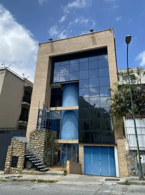 Edificio Comercial En Venta. Bello Monte-el Recreo. 710 M2. 3 Puestos Techados. Listo Para Mudarse!