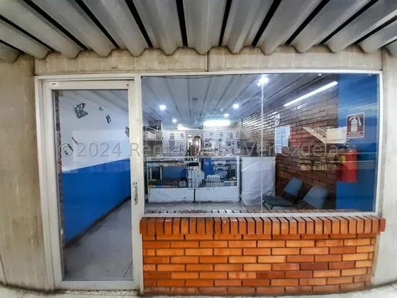 Raiza Suarez Vende Magnifico Local Comercial En El Centro De Barquisimeto,- 2 5 6 6 5-, 55mts2, Incluye 1 Baño, 2 Aires Acondicionados, Y Fachada De Vidrio, En Centro Comercial Frecuentado, Seguro!!!!