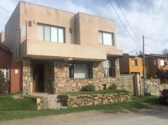 Casa En Venta - 3 Dormitorio 4 Baños - 240mts2 - Tandil