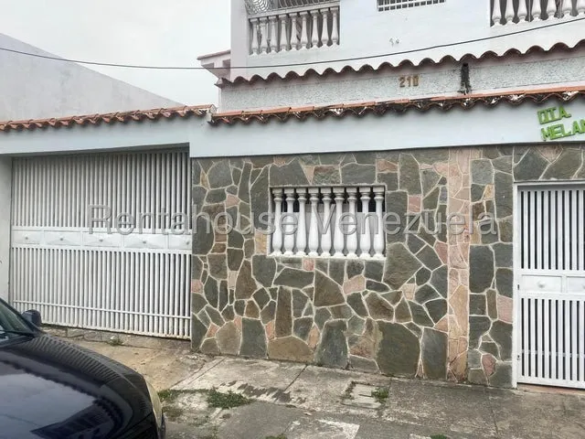 Jip 25-17418. Rent-a-house Vende Hermosa Csa Quinta De 616 Mts2, 6 Hab, 6 Baños, 5 P/e, Piscina Para El Disfrute De Familiares Y Amigos. En Urb. Andres Bello.maracay