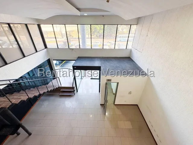 Bello Monte !! En Alquiler Estupendo Local Comercial A Nivel De Calle, Con Alta Exposición A La Vista Pública, Dos Niveles, 215 M2, 2 Baños, 4 Puestos Estacionamiento. Excelente Ubicación !!