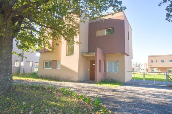 Casa En Venta - 3 Dormitorios 2 Baños - 176mts2 - Fincas De Hudson [financiada]