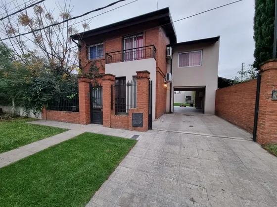 Casa En Venta - 3 Dormitorios 4 Baños - Cochera - 236mts2 - Escobar