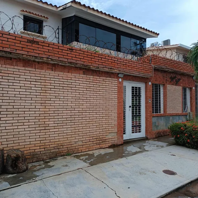 Casa En Venta En Trigal Norte, Calle Cerrada. Con Patio - At