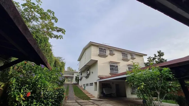 Casa En Calle Cerrada, Propiedad De Magníficos Espacios Ubicada En Una Calle Cerrada De Colinas De Guataparo. Mr