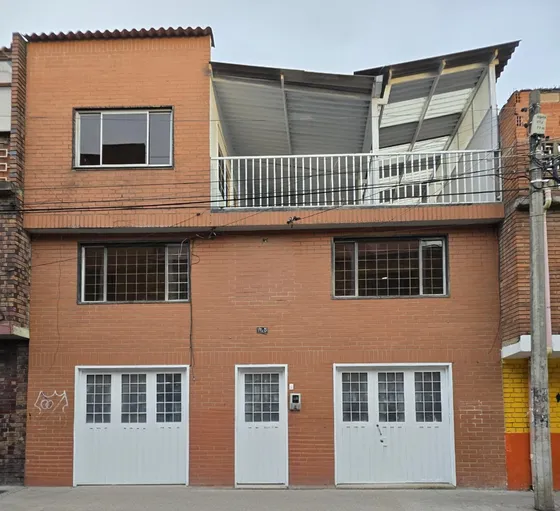 Casa De 3 Pisos Con 5 Apartamentos 