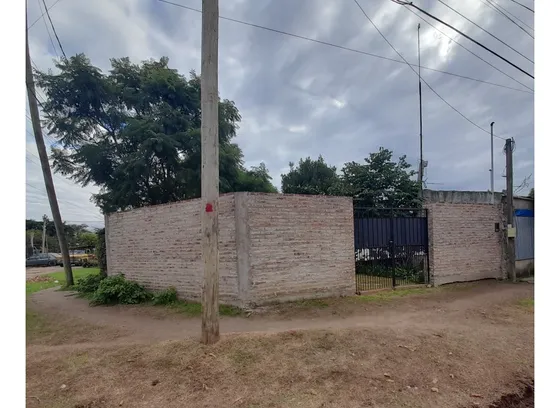 Vivienda Con Dos Terrenos En Venta. Parque Paso Del Rey