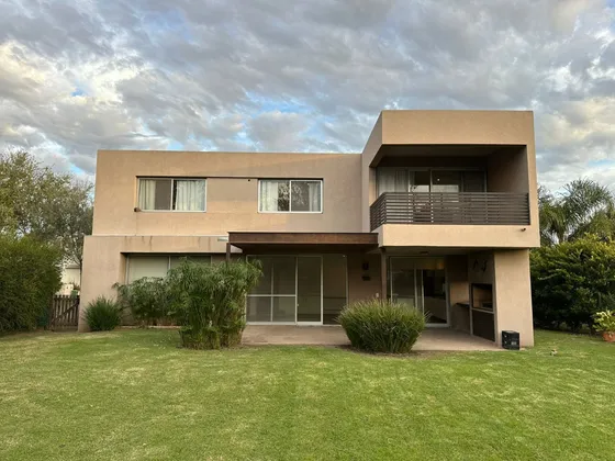 Funes. Alquiler. Casa En Barrio Cerrado. 3 Dormitorios 3 Baños. Jardín. Cochera. Galería. Importantes Amenities